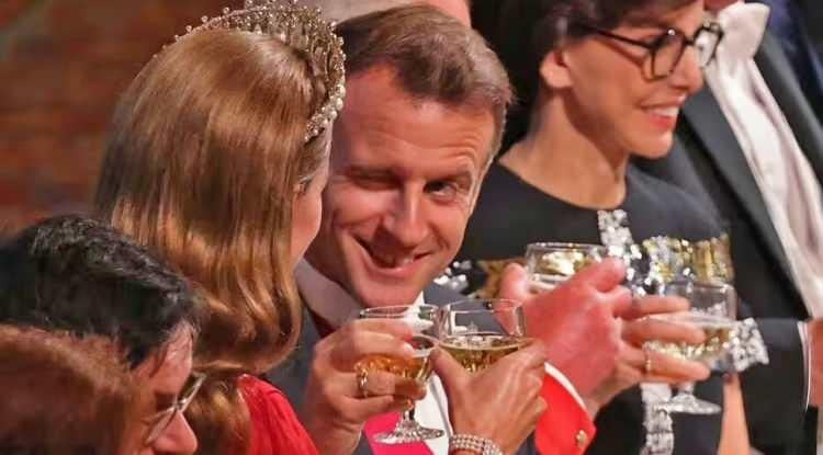 Macron’un yaptığı çapkınlık objektiflere yakalandı Macron’un yaptığı çapkınlık objektiflere yakalandı
