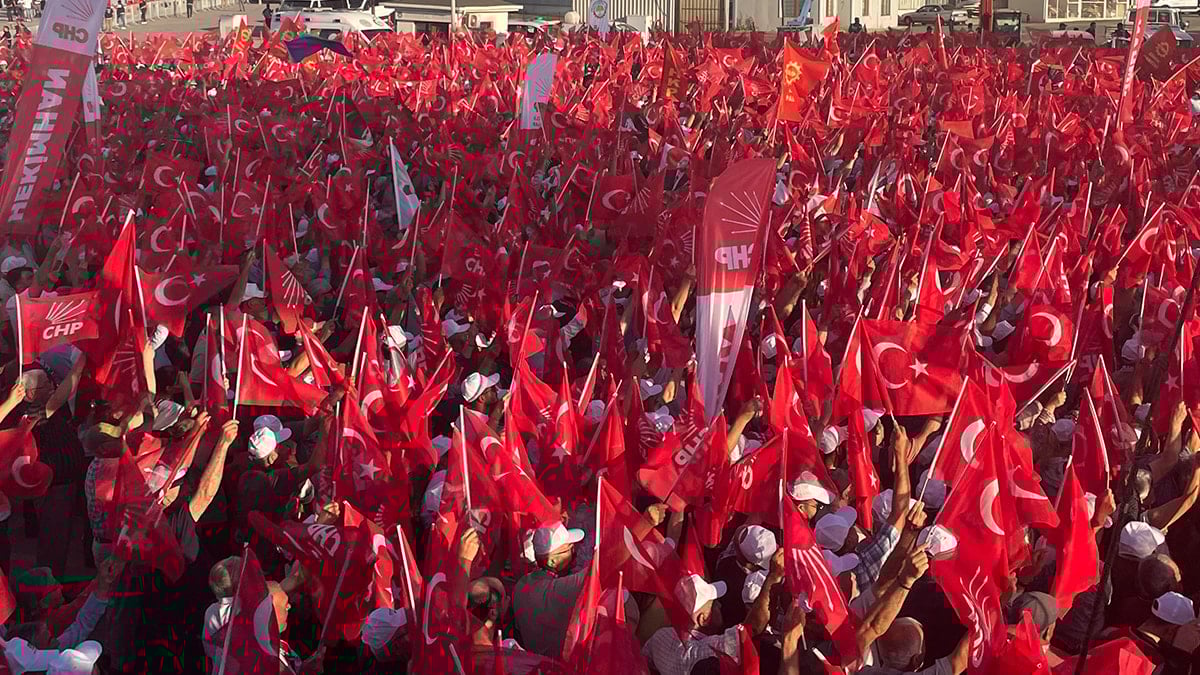 Malatya’da mahşeri kalabalık: Sıcağa aldırmadılar, demokrasi için alanlara koştular Malatya’da mahşeri kalabalık: Sıcağa aldırmadılar, demokrasi için alanlara koştular