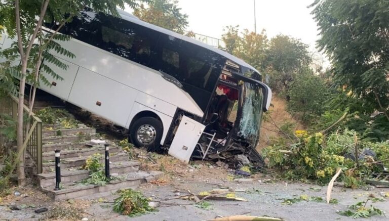 Maltepe’de servis otobüsü şarampole yuvarlandı: 8 yaralı Maltepe’de servis otobüsü şarampole yuvarlandı: 8 yaralı