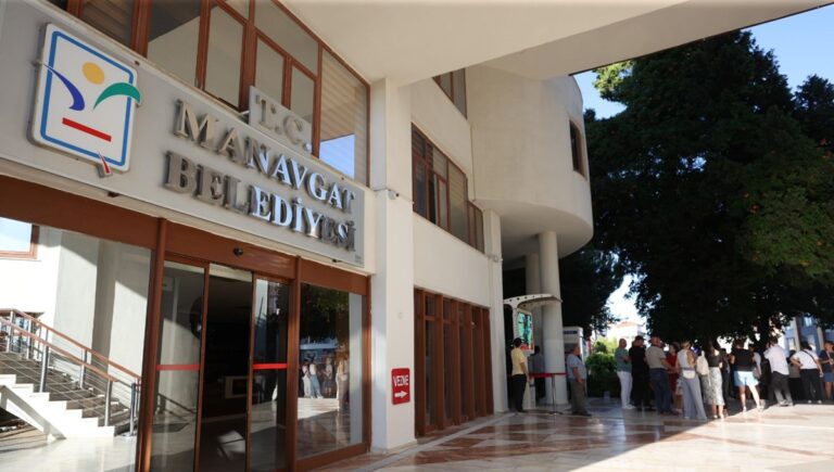 Manavgat’ta yolsuzluk soruşturması: 6 kişi tutuklandı Manavgat’ta yolsuzluk soruşturması: 6 kişi tutuklandı