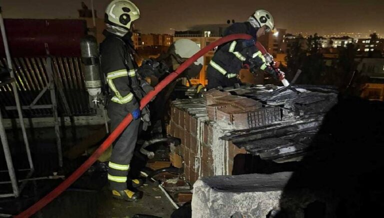 Mangal 5 katlı binayı yakıyordu Mangal 5 katlı binayı yakıyordu