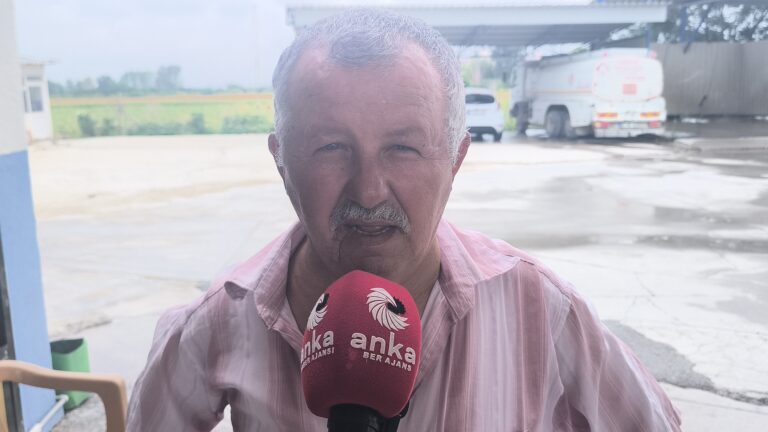 Mazot zammına tepki gösteren çiftçi: “Kendileri lüks içinde yaşıyor, vatandaş da işte böyle eziliyor” Mazot zammına tepki gösteren çiftçi: “Kendileri lüks içinde yaşıyor, vatandaş da işte böyle eziliyor”