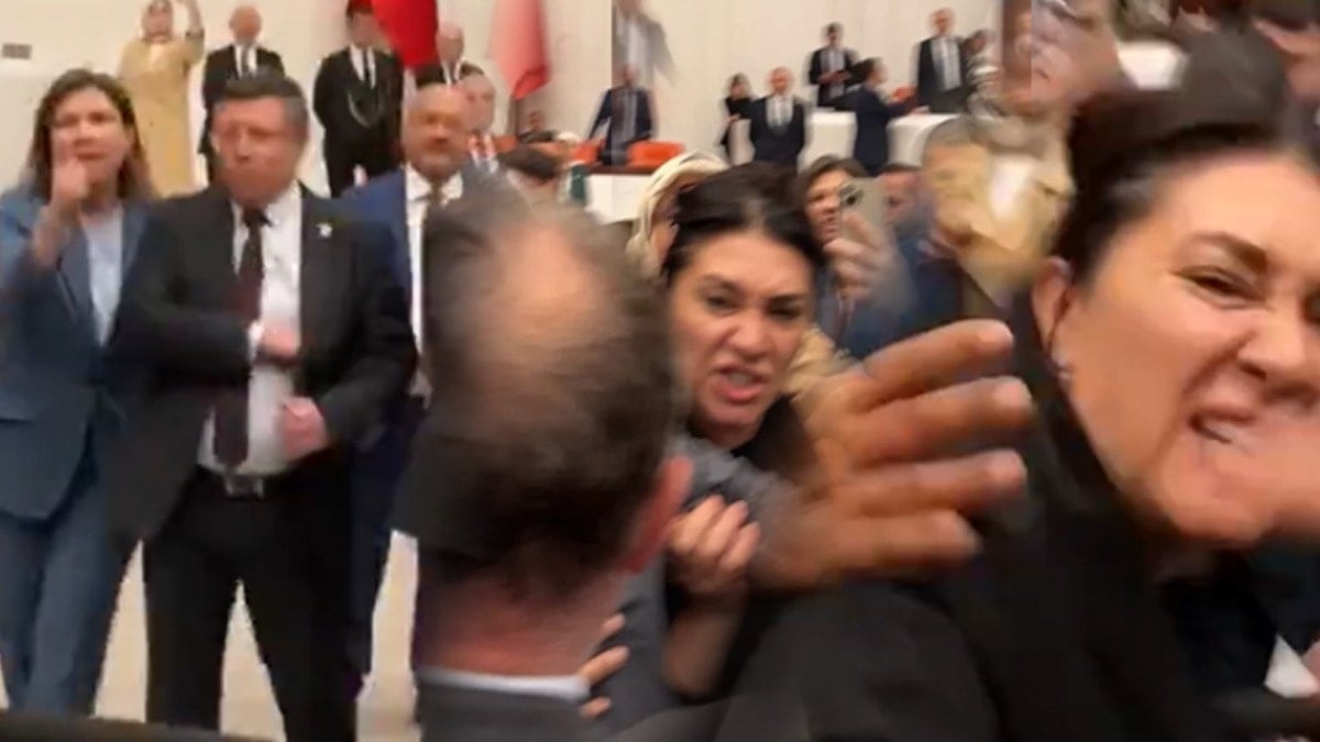 Meclis birbirine karıştı! AKP’li vekiller muhalefete saldırdı Meclis birbirine karıştı! AKP’li vekiller muhalefete saldırdı