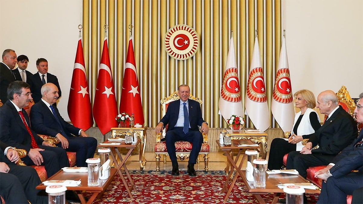 Meclis’te dikkat çeken kare: Erdoğan’ın hemen sağına oturdu Meclis’te dikkat çeken kare: Erdoğan’ın hemen sağına oturdu