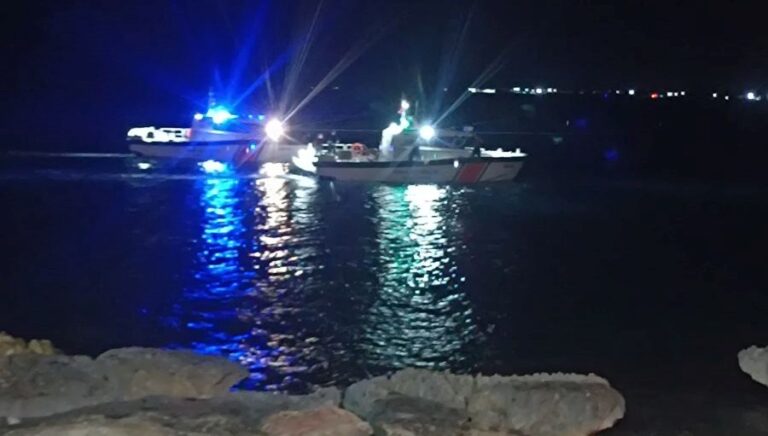 Mersin’de gece denize giren üç kişiden biri boğuldu, iki kişi aranıyor Mersin’de gece denize giren üç kişiden biri boğuldu, iki kişi aranıyor