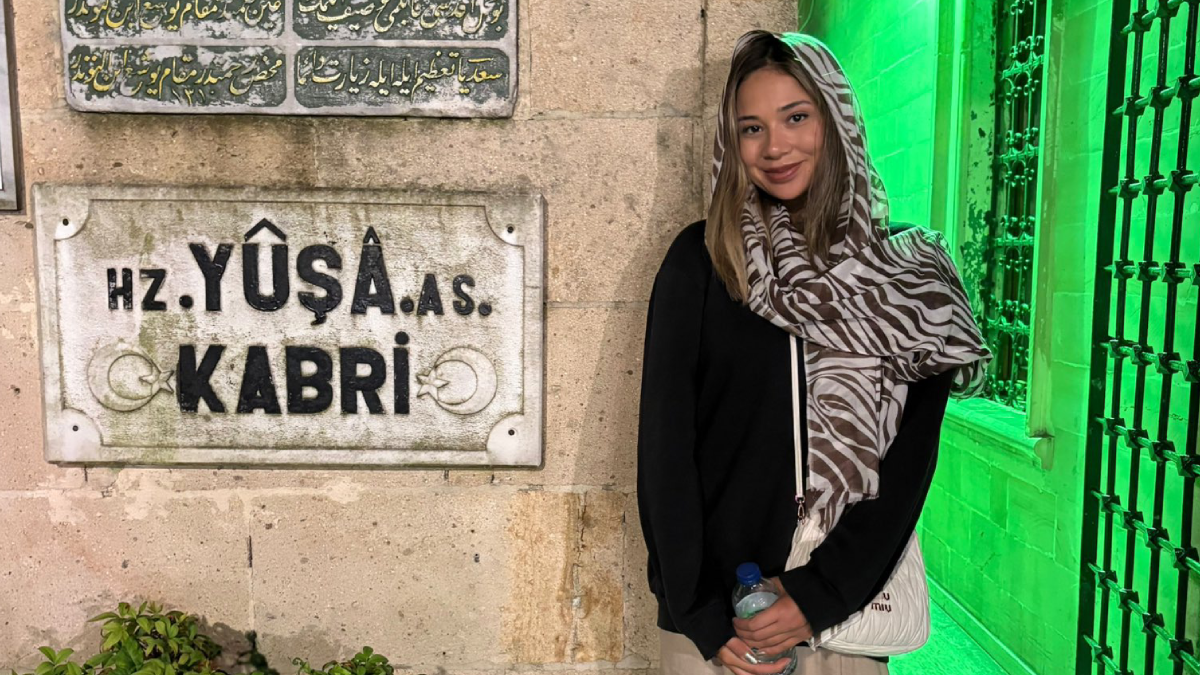Müstehcenlik suçlaması ile yargılanan Türk fenomen tesettüre girdi Müstehcenlik suçlaması ile yargılanan Türk fenomen tesettüre girdi