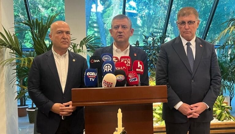 Özel’den İzmir Belediyesi’ne operasyon açıklaması: “Sahip çıkarız” Özel’den İzmir Belediyesi’ne operasyon açıklaması: “Sahip çıkarız”