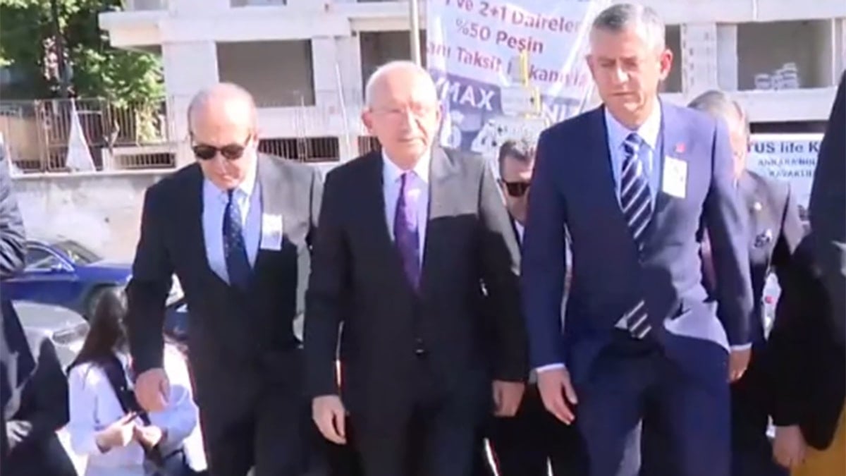 Özgür Özel ve Kemal Kılıçdaroğlu cenaze töreninde bir araya geldi Özgür Özel ve Kemal Kılıçdaroğlu cenaze töreninde bir araya geldi