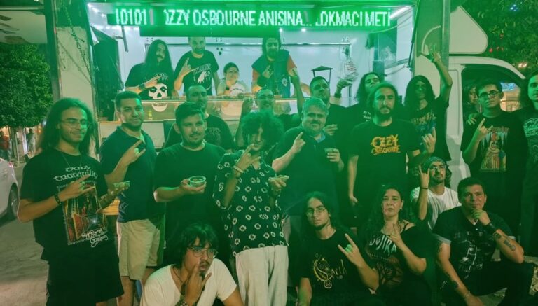 Ozzy Osbourne anısına Adana’da lokma dağıtıldı Ozzy Osbourne anısına Adana’da lokma dağıtıldı