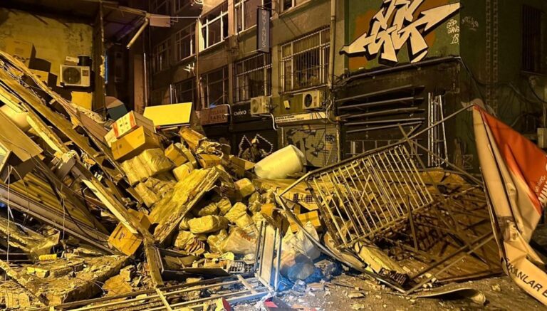 Patlama sesi duyuldu: Beyoğlu’nda bina çöktü Patlama sesi duyuldu: Beyoğlu’nda bina çöktü