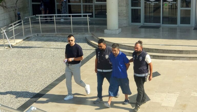 Polis araçlarına zarar veren şahıs tutuklandı Polis araçlarına zarar veren şahıs tutuklandı
