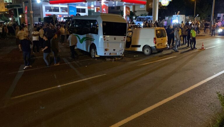 Rize’de minibüs ile hafif ticari araç çarpıştı: 10 yaralı Rize’de minibüs ile hafif ticari araç çarpıştı: 10 yaralı