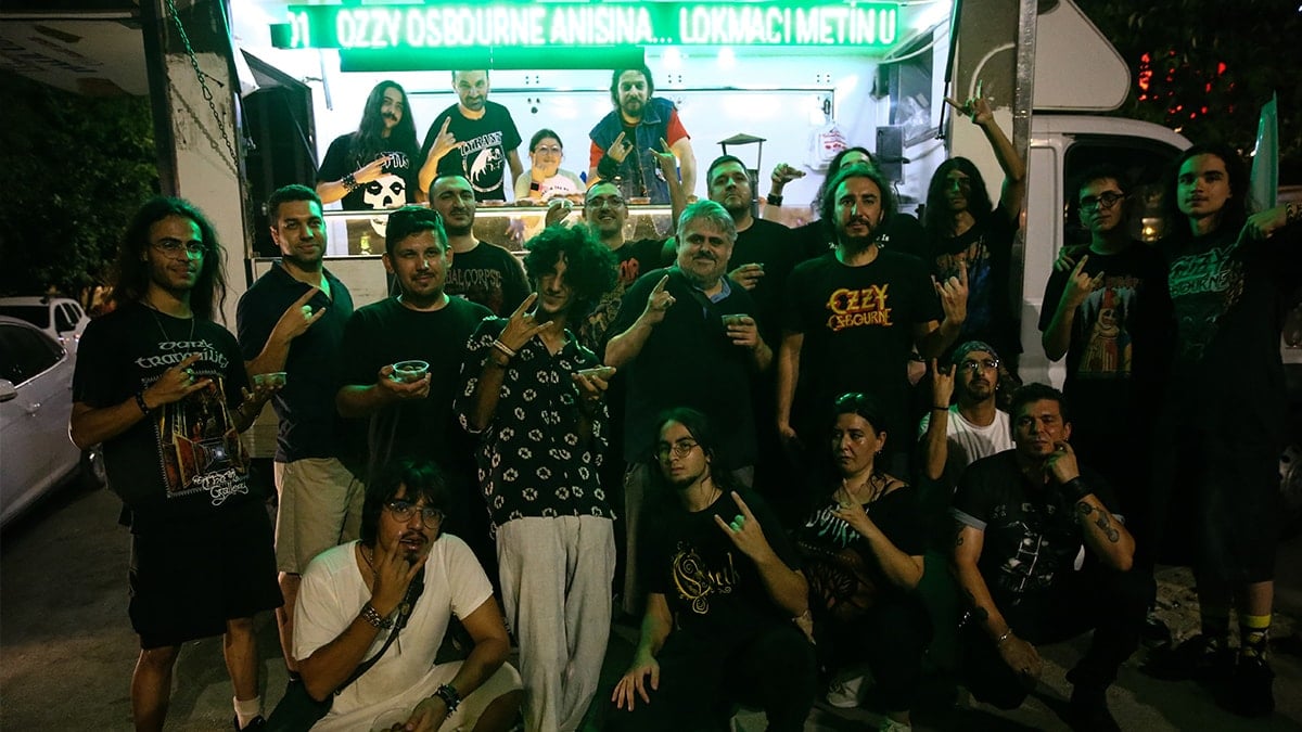 Rock müzik efsanesi Ozzy Osbourne için Adana’da lokma dağıtıldı Rock müzik efsanesi Ozzy Osbourne için Adana’da lokma dağıtıldı