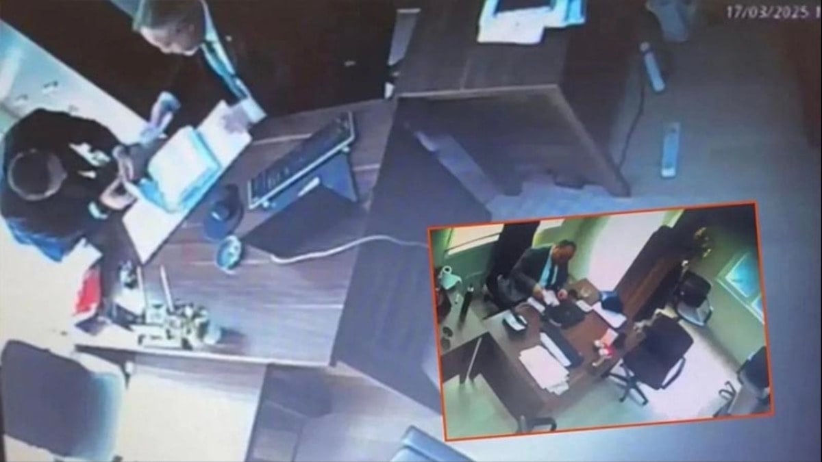 Rüşvet skandalı kameralara yansıdı! Evrak incelerken gizlice para saydılar Rüşvet skandalı kameralara yansıdı! Evrak incelerken gizlice para saydılar
