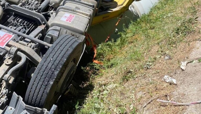 Rüzgar türbini kanadı taşıyan TIR devrildi Rüzgar türbini kanadı taşıyan TIR devrildi