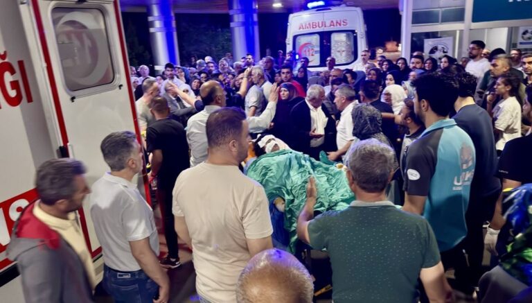 Sacda ekmek pişirilirken benzin bidonu patladı: 6 yaralı Sacda ekmek pişirilirken benzin bidonu patladı: 6 yaralı