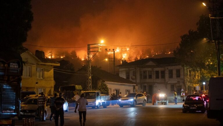 Sakarya’da iki mahalle tahliye edildi: Alevlerle mücadele gece boyu sürdü Sakarya’da iki mahalle tahliye edildi: Alevlerle mücadele gece boyu sürdü