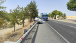 Şanlıurfa’da otomobil bariyerlere çıktı, 3 yaralı! Şanlıurfa’da otomobil bariyerlere çıktı, 3 yaralı!