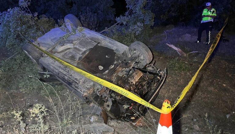 Şarampole devrilen araçta 1 kişi öldü, 2 kişi yaralandı Şarampole devrilen araçta 1 kişi öldü, 2 kişi yaralandı