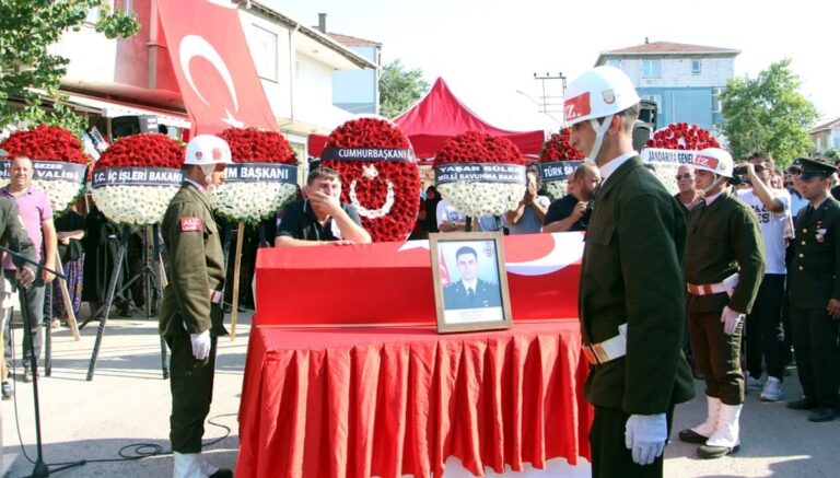 Şehit Üsteğmen Tuğrul Özsu, son yolculuğuna uğurlandı Şehit Üsteğmen Tuğrul Özsu, son yolculuğuna uğurlandı