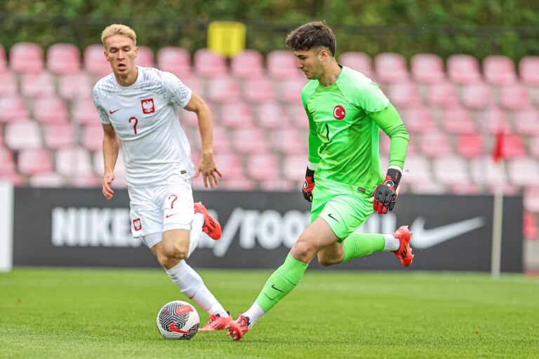 Serhat Öztaşdelen, Kocaelispor’a imza attı Serhat Öztaşdelen, Kocaelispor’a imza attı