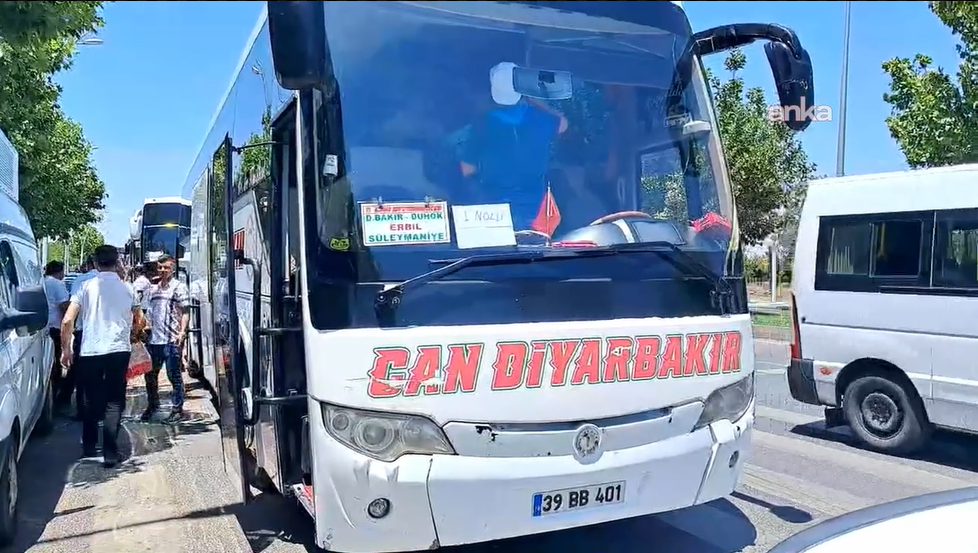 Silah bırakma için Diyarbakır’dan 4 otobüs birden kalktı Silah bırakma için Diyarbakır’dan 4 otobüs birden kalktı