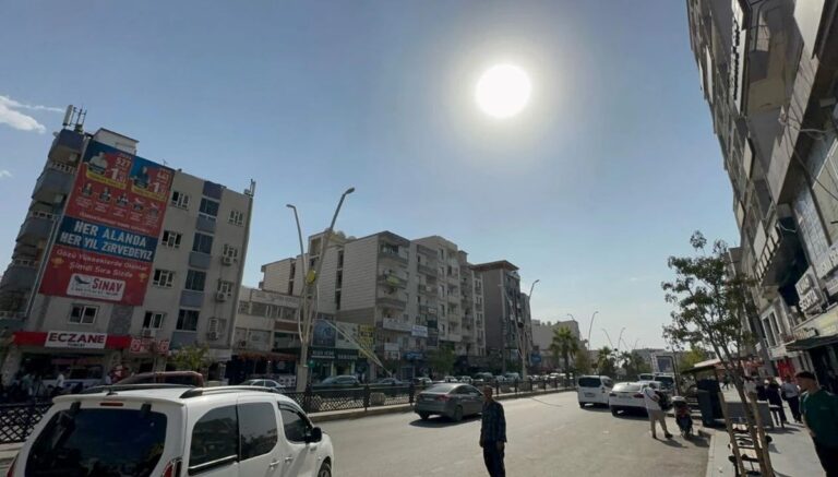 Silopi’de tüm zamanların sıcaklık rekoru kırıldı Silopi’de tüm zamanların sıcaklık rekoru kırıldı