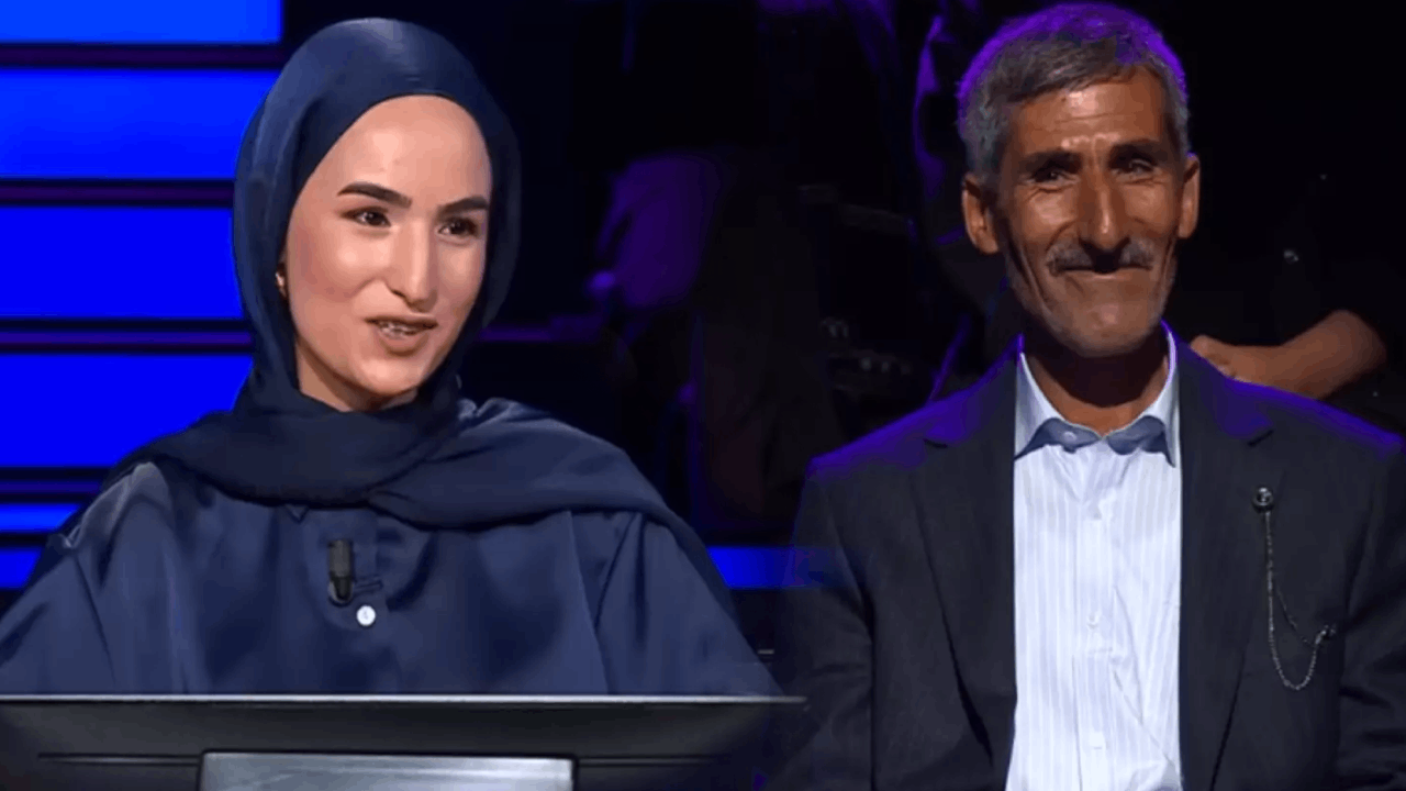 Sınav çıkışı çiçeklerle karşılayan baba, yarışma programında da kızının arkasında durdu Sınav çıkışı çiçeklerle karşılayan baba, yarışma programında da kızının arkasında durdu