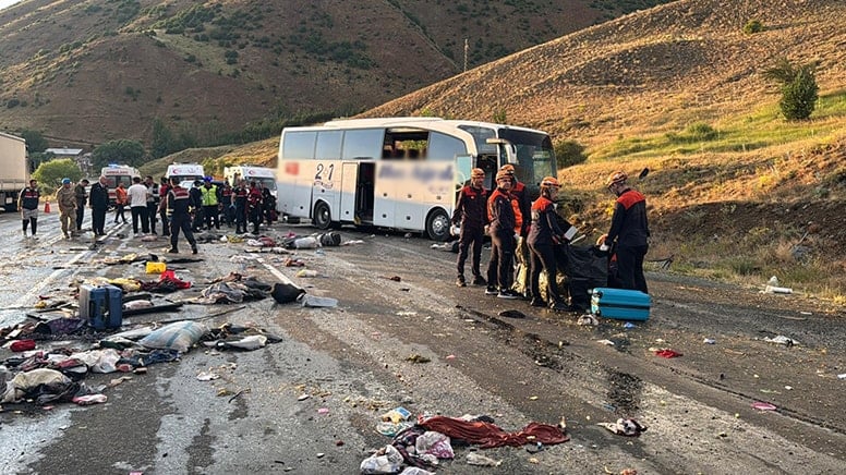 Sivas’ta katliam gibi kaza! Otobüs dağ yamacına çarptı: Çok sayıda ölü ve yaralı var… Sivas’ta katliam gibi kaza! Otobüs dağ yamacına çarptı: Çok sayıda ölü ve yaralı var…