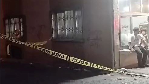 Sokakta yürürken dövülüp, bıçaklandı Sokakta yürürken dövülüp, bıçaklandı