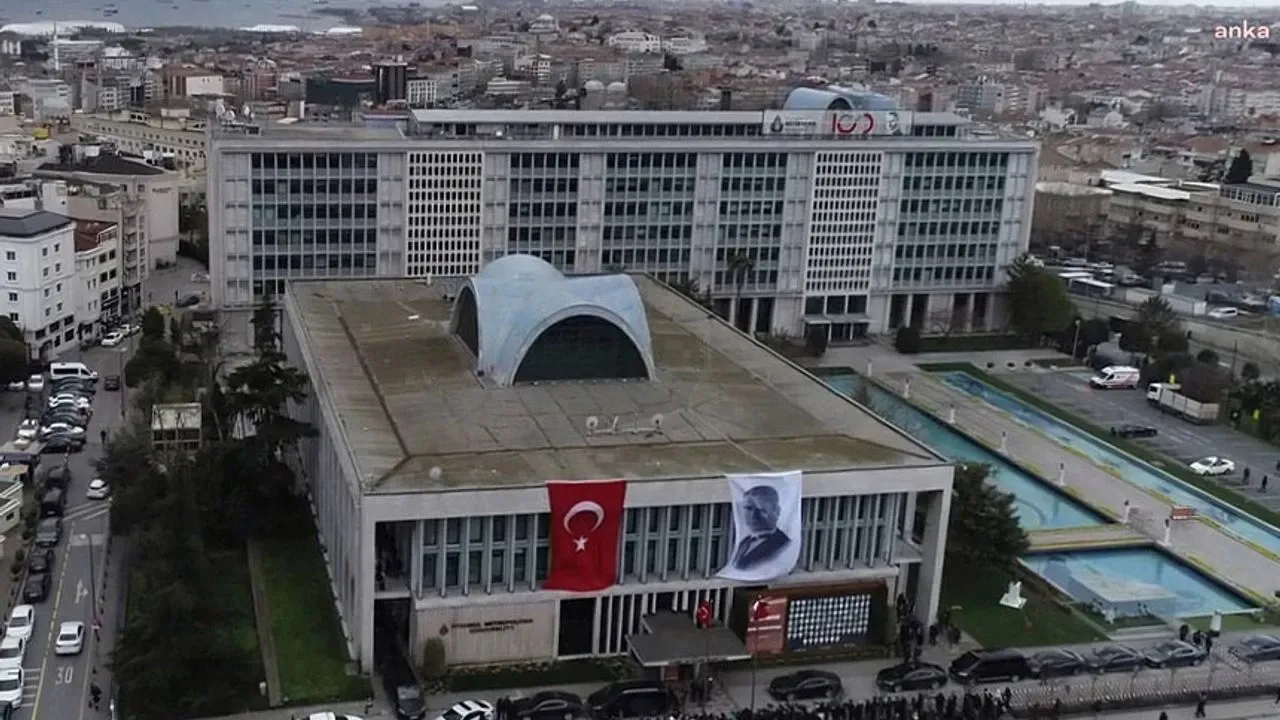 Son dakika… İBB’ye yeni operasyon: Ünlü sanatçının kardeşi de gözaltına alındı Son dakika… İBB’ye yeni operasyon: Ünlü sanatçının kardeşi de gözaltına alındı