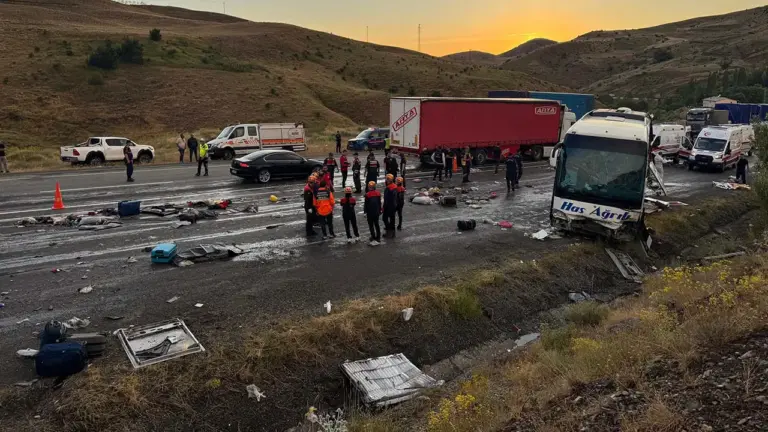Son Dakika… Sivas’ta yolcu otobüsü kaza yaptı: Ölü ve yaralılar var! Son Dakika… Sivas’ta yolcu otobüsü kaza yaptı: Ölü ve yaralılar var!
