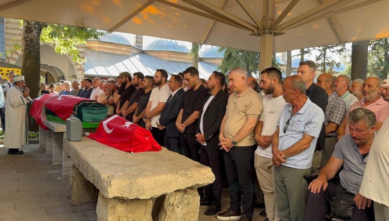 Son yolculuğuna evladıyla yan yana uğurlandı Son yolculuğuna evladıyla yan yana uğurlandı