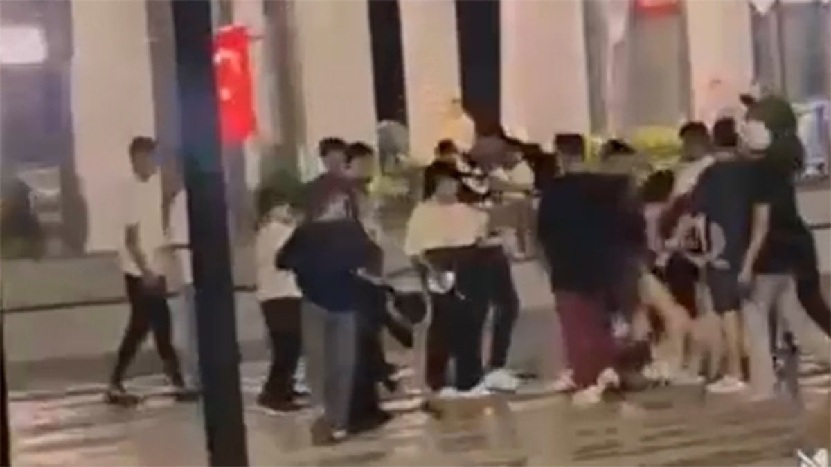 Suriyeli küçük kız, tartıştığı kadın ve 2 kızını bıçakladı Suriyeli küçük kız, tartıştığı kadın ve 2 kızını bıçakladı