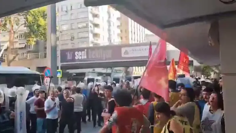 ‘Suruç Katliamı’ yürüyüşüne polis müdahalesi: Gözaltılar var ‘Suruç Katliamı’ yürüyüşüne polis müdahalesi: Gözaltılar var