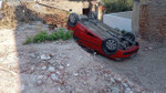 Takla atan otomobil arsaya uçtu, 2 yaralı Takla atan otomobil arsaya uçtu, 2 yaralı