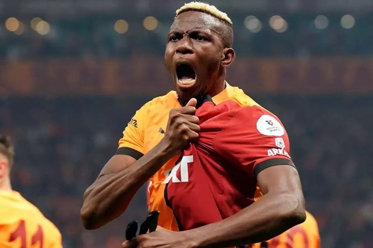 Taraftarlardan Osimhen için çirkin pankart Taraftarlardan Osimhen için çirkin pankart