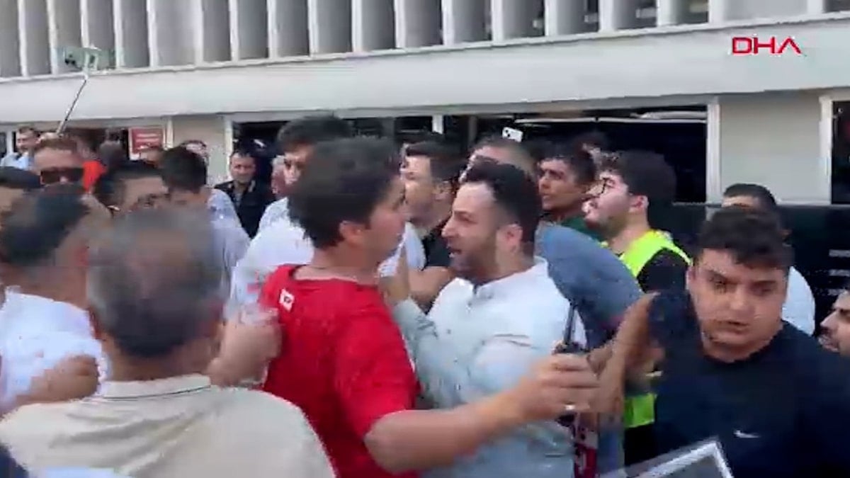 Tarikat lokali alkolden mühürlendi: Furkan Vakfı üyeleriyle polis arasında arbede Tarikat lokali alkolden mühürlendi: Furkan Vakfı üyeleriyle polis arasında arbede