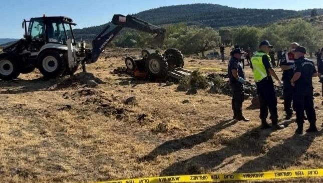 Tarlada devrilen traktörün altında kalan çift hayatını kaybetti Tarlada devrilen traktörün altında kalan çift hayatını kaybetti
