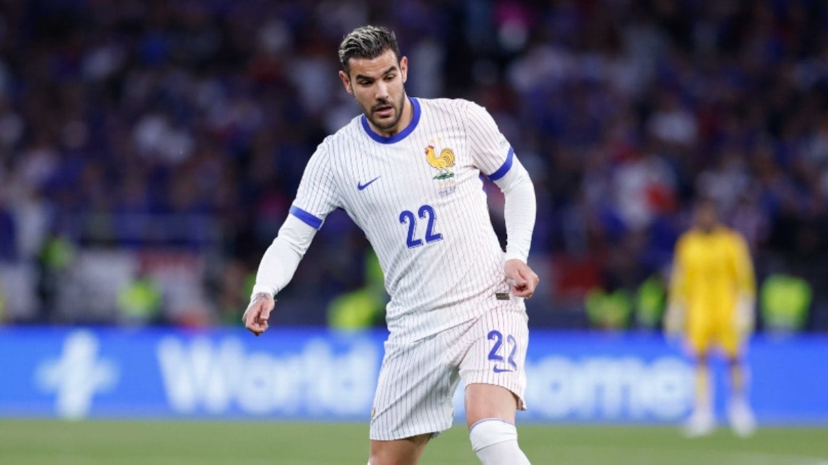 Theo Hernandez’den sürpriz imza Theo Hernandez’den sürpriz imza