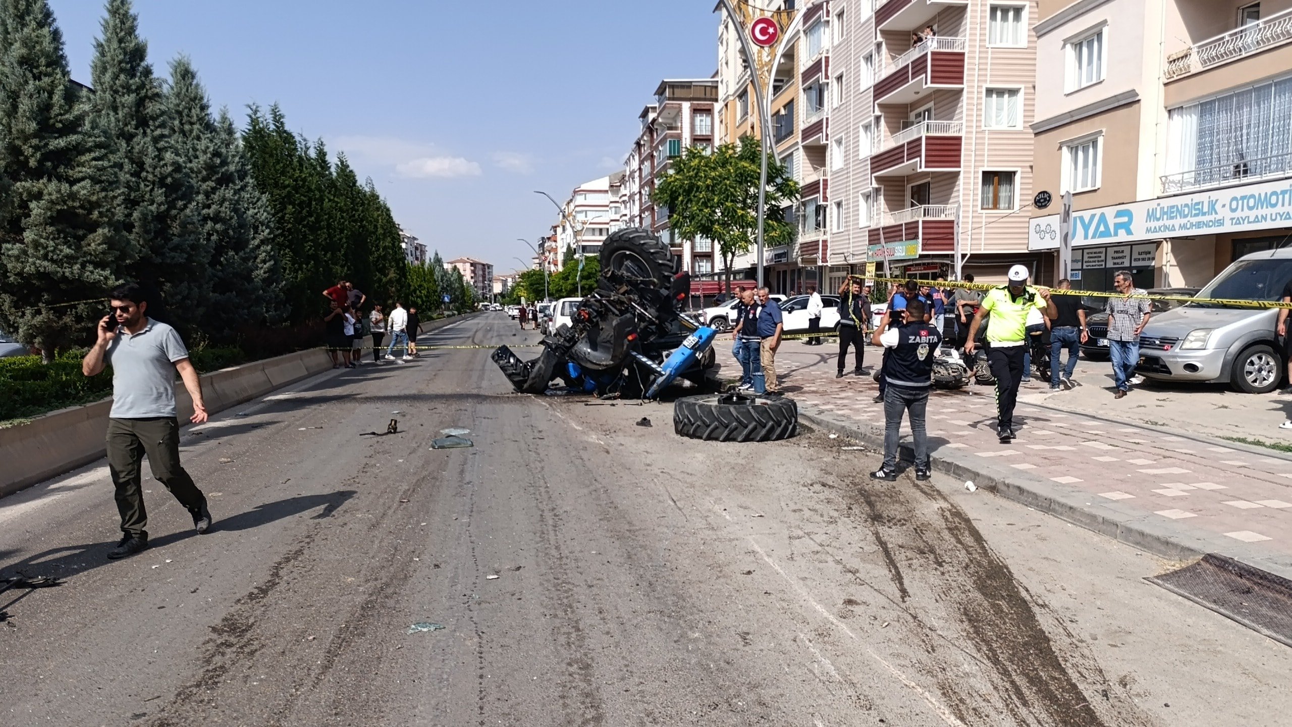 Tır dehşet saçtı; 5 aracı biçti: 1 kişi öldü, 2 kişi yaralandı Tır dehşet saçtı; 5 aracı biçti: 1 kişi öldü, 2 kişi yaralandı