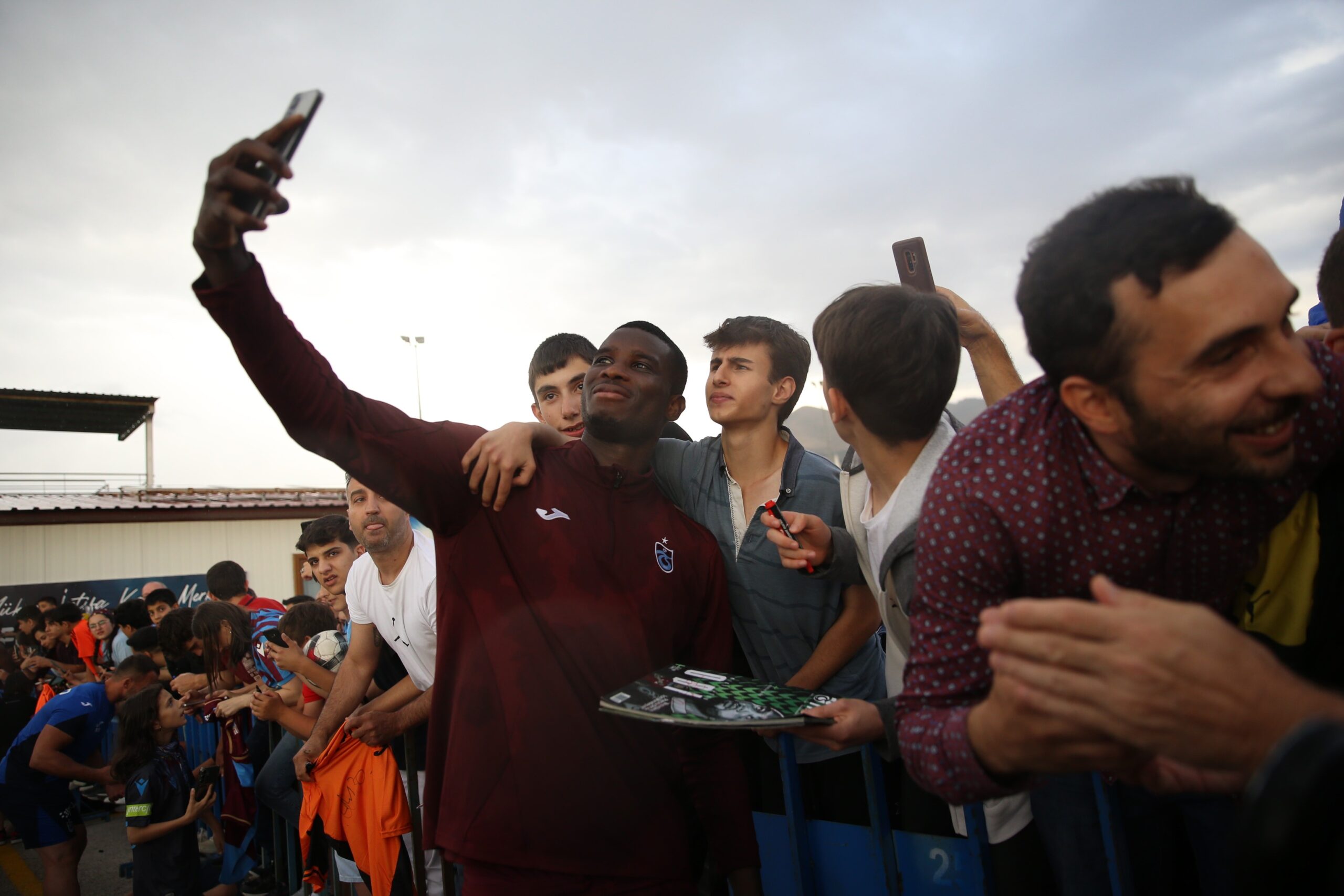 Trabzonsporlu futbolcular yağmurlu havada taraftarıyla buluştu Trabzonsporlu futbolcular yağmurlu havada taraftarıyla buluştu