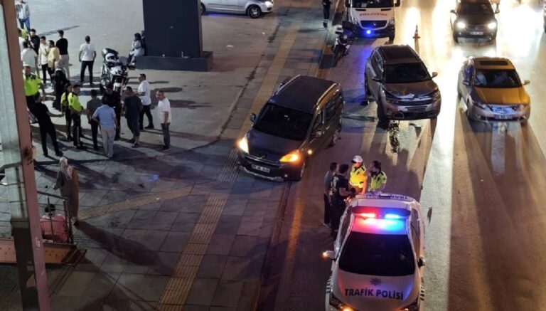 Trafik kazası sonrası kavga: 4 yaralı Trafik kazası sonrası kavga: 4 yaralı
