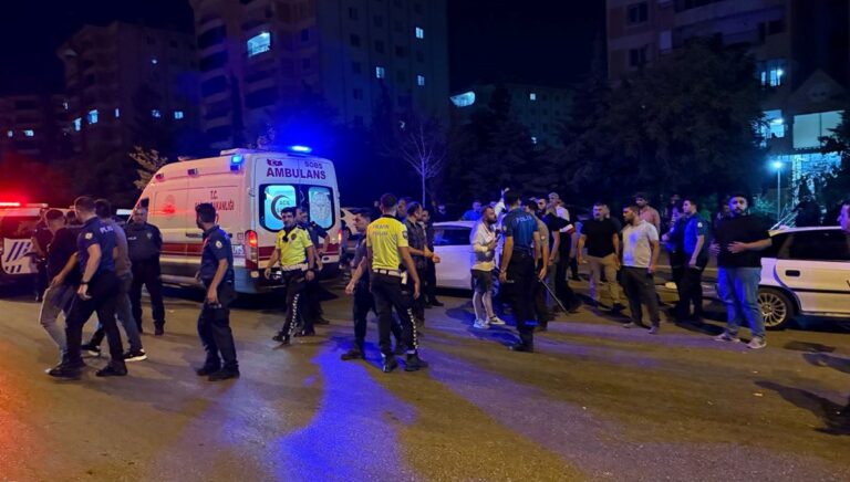 Trafik kazasında ortalık savaş alanına döndü: 6 yaralı, 12 gözaltı Trafik kazasında ortalık savaş alanına döndü: 6 yaralı, 12 gözaltı