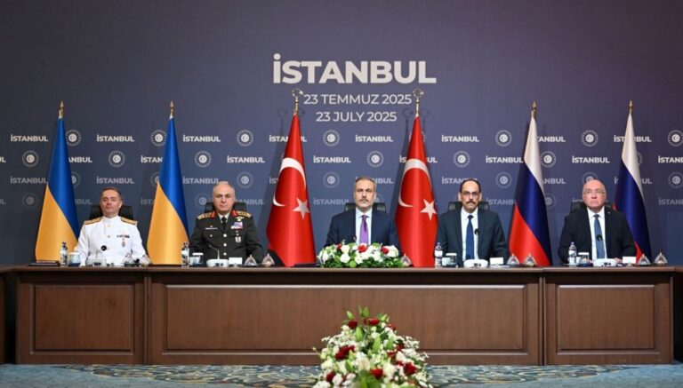 Türkiye-Rusya-Ukrayna Üçlü Toplantısı İstanbul’da yapıldı Türkiye-Rusya-Ukrayna Üçlü Toplantısı İstanbul’da yapıldı