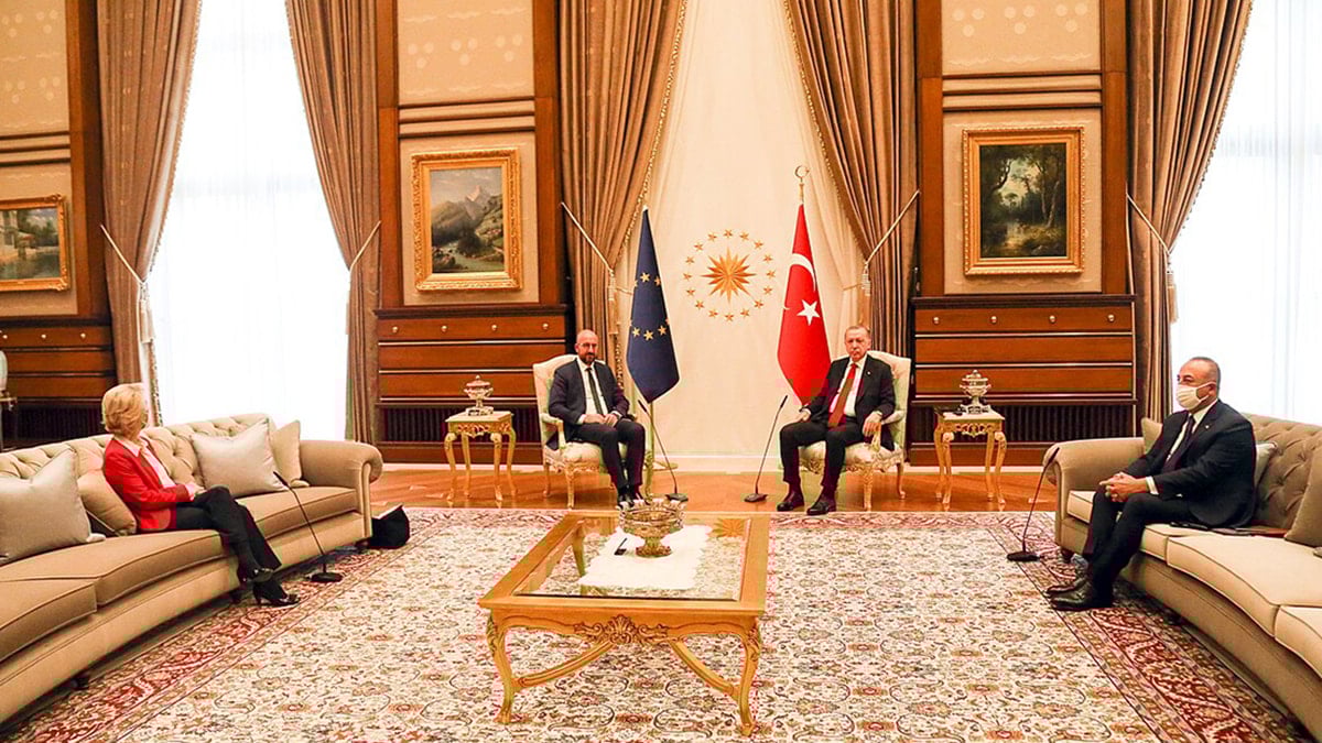 Türkiye’de Erdoğan’la görüşmesinde koltuk krizi çıkardı, şimdi kendi koltuğu sallanıyor Türkiye’de Erdoğan’la görüşmesinde koltuk krizi çıkardı, şimdi kendi koltuğu sallanıyor
