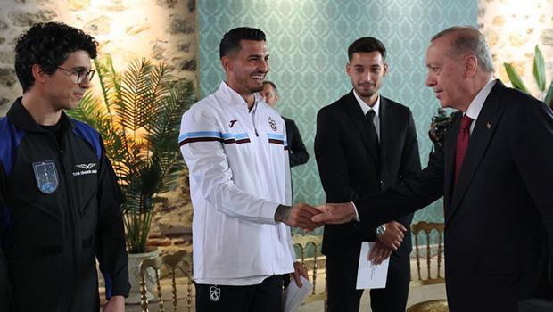 Uğurcan Çakır’dan Cumhurbaşkanı Recep Tayyip Erdoğan’ın transfer sorusuna kafa karıştıran yanıt! Uğurcan Çakır’dan Cumhurbaşkanı Recep Tayyip Erdoğan’ın transfer sorusuna kafa karıştıran yanıt!