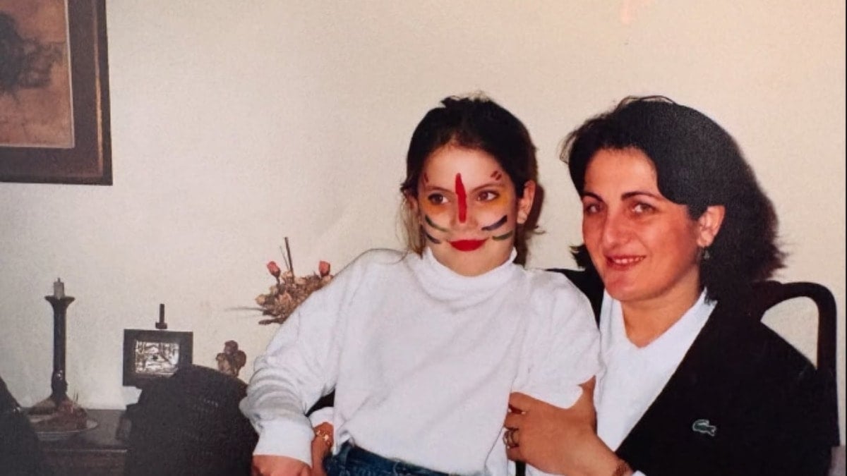Ünlü oyuncu çocukluk fotoğrafını paylaştı: ‘Nasıl anlamadın anne’ Ünlü oyuncu çocukluk fotoğrafını paylaştı: ‘Nasıl anlamadın anne’