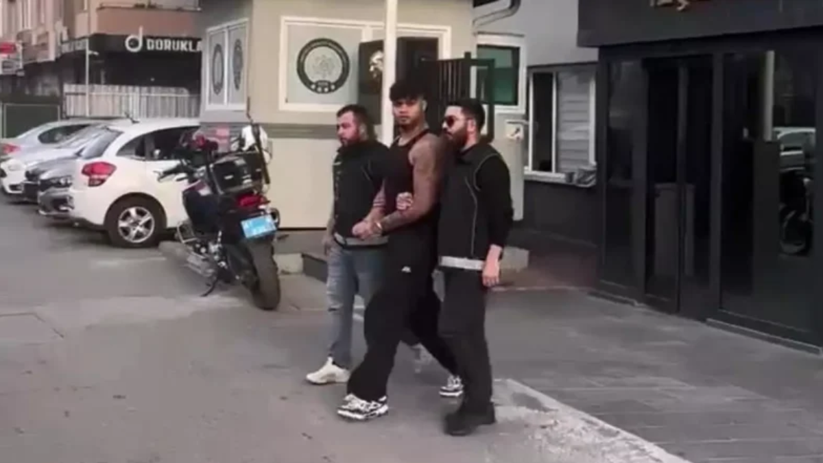 Ünlü rapçiyi tutuklayıp, 500 bin dolar istediler: Avukat tutuklandı, hakim görevden uzaklaştırıldı Ünlü rapçiyi tutuklayıp, 500 bin dolar istediler: Avukat tutuklandı, hakim görevden uzaklaştırıldı