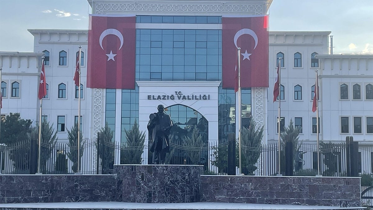 Vali, Atatürk’ü yok saydı! Devlet kurumuna Atatürk’ün resmi asılmadı Vali, Atatürk’ü yok saydı! Devlet kurumuna Atatürk’ün resmi asılmadı